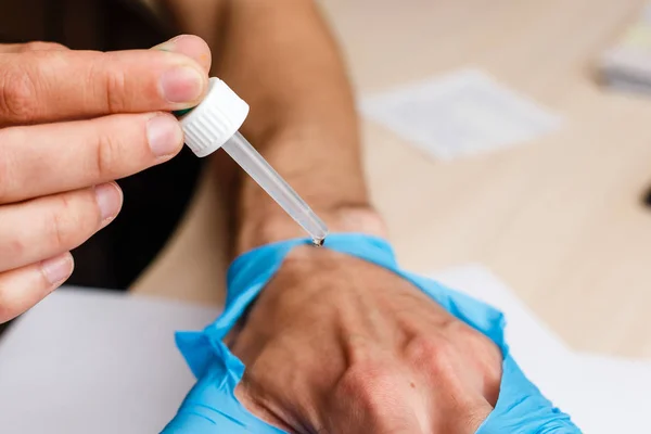 Vista Perto Das Mãos Masculinas Usando Pipeta Laboratório — Fotografia de Stock