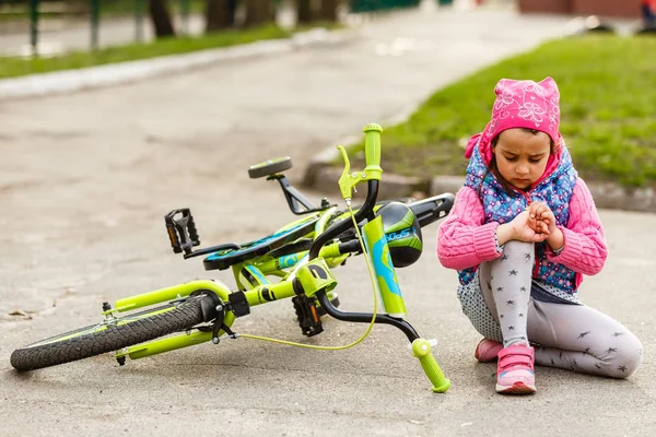 Menina Com Dor Joelho Sentado Lado Bicicleta Parque — Fotografia de Stock