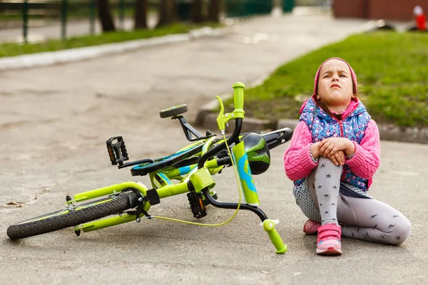 Little Girl Pain Knee Sitting Bike Park — Stock Photo, Image