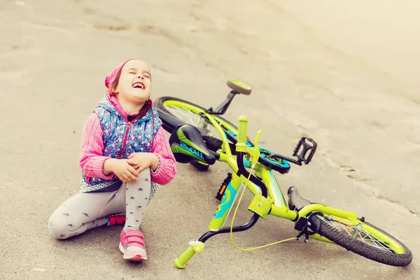 Menina Com Dor Joelho Sentado Lado Bicicleta Parque — Fotografia de Stock