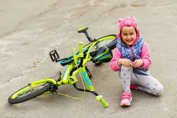 Menina Com Dor Joelho Sentado Lado Bicicleta Parque — Fotografia de Stock