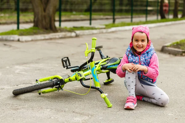 Little Girl Pain Knee Sitting Bike Park — Stock Photo, Image