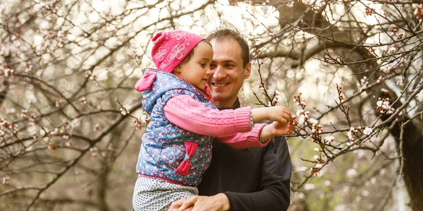 Çiçek Bahçesinde Eğleniyor Kollarında Küçük Kızıyla Babası — Stok fotoğraf