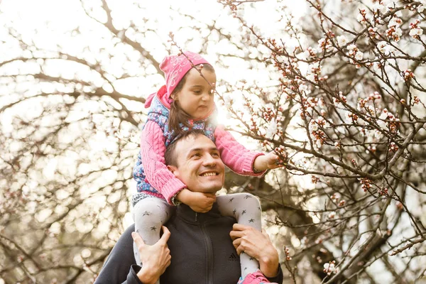 Çiçek Bahçesinde Eğleniyor Kollarında Küçük Kızıyla Babası — Stok fotoğraf