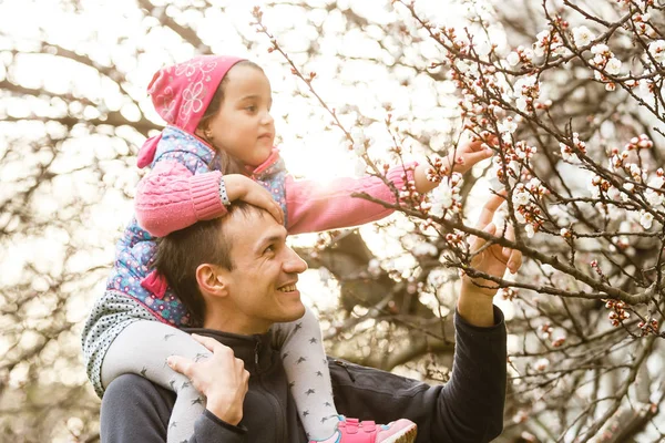 Çiçek Bahçesinde Eğleniyor Kollarında Küçük Kızıyla Babası — Stok fotoğraf