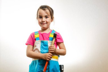 Beyaz arka planda izole çekiç ile kız Oluşturucu portresi