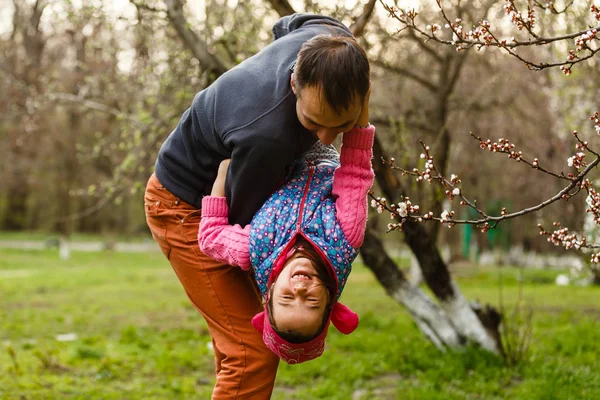 Pai Com Filha Pequena Nos Braços Que Divertem Jardim Florescendo — Fotografia de Stock