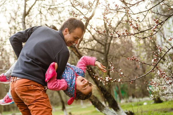 Boldog Lány Szórakozik Apával Tavasszal Virágzó Park — Stock Fotó