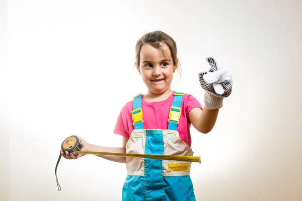 Retrato Niña Constructora Con Cinta Métrica Aislada Sobre Fondo Blanco — Foto de Stock