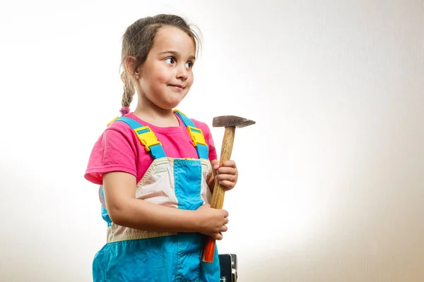 Porträtt Flicka Byggmästare Med Hammare Isolerad Vit Bakgrund — Stockfoto