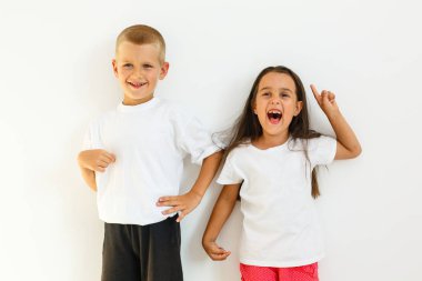 Küçük erkek ve kız beyaz arka plan üzerinde oynama