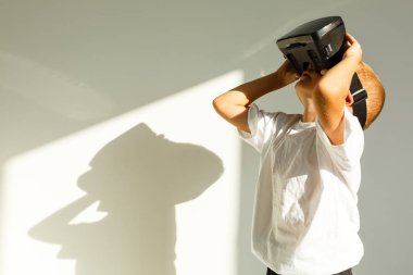 çocuğu Vr izole üzerinde beyaz zemin koruyucu gözlük