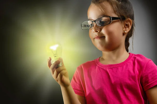 Bambina Con Una Lampada Accesa Mano — Foto Stock