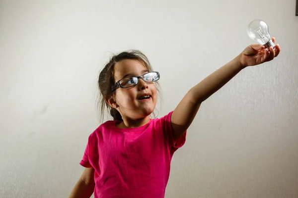 Ritratto Bambina Che Tiene Una Lampadina Sfondo Bianco — Foto Stock