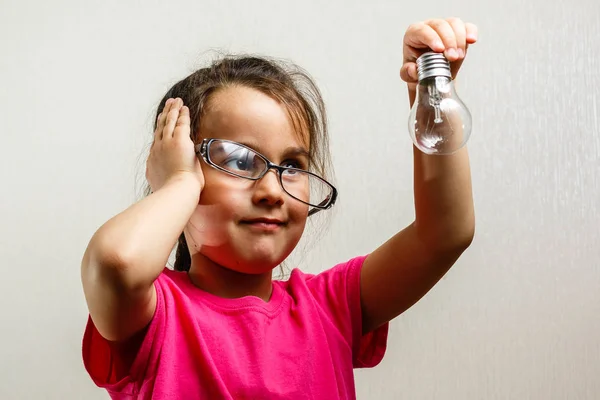 Ritratto Bambina Che Tiene Una Lampadina Sfondo Bianco — Foto Stock