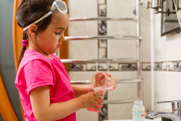 Retrato Menina Óculos Proteção Segurando Óculos Plástico Banheiro — Fotografia de Stock