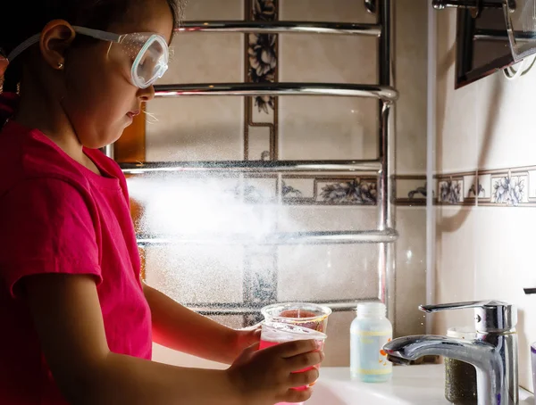 Retrato Menina Óculos Proteção Segurando Óculos Plástico Banheiro — Fotografia de Stock