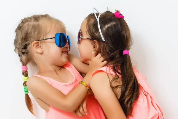 Dos Niñas Posando Juntas Sobre Fondo Blanco — Foto de Stock