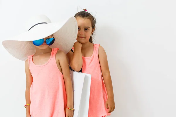 Duas Meninas Com Sacos Compras Posando Fundo Branco — Fotografia de Stock