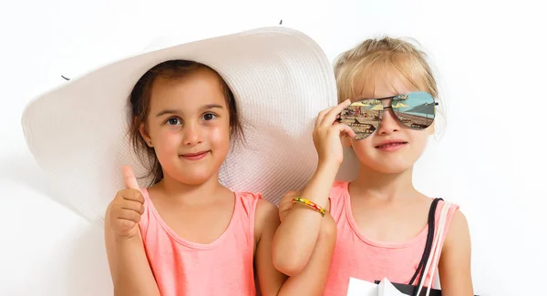 Dos Chicas Con Bolsas Compras Posando Sobre Fondo Blanco — Foto de Stock