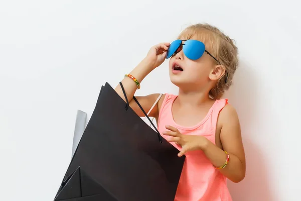 Pretty Little Blonde Girl Short Holding Shopping Bags Girl Parents — Stock Photo, Image