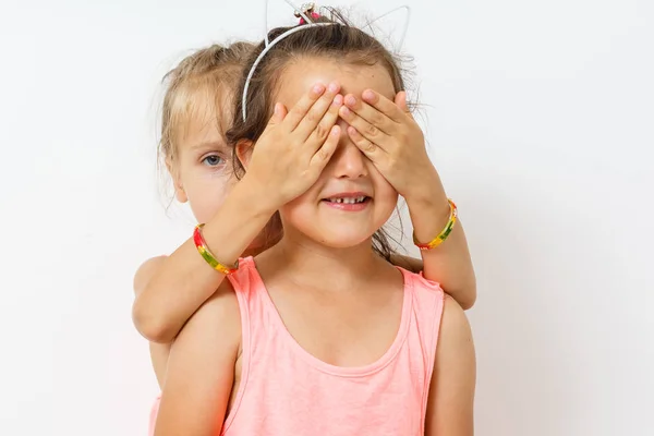 Due Bambine Posa Sfondo Bianco — Foto Stock