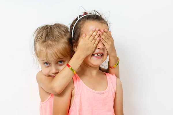 Дві Маленькі Дівчата Позують Білому Тлі — стокове фото