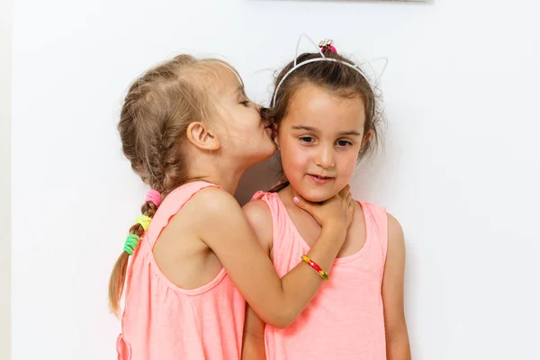 Dos Niñas Posando Sobre Fondo Blanco — Foto de Stock