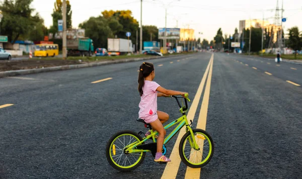 Menina Morena Andando Bicicleta Estrada Pôr Sol — Fotografia de Stock