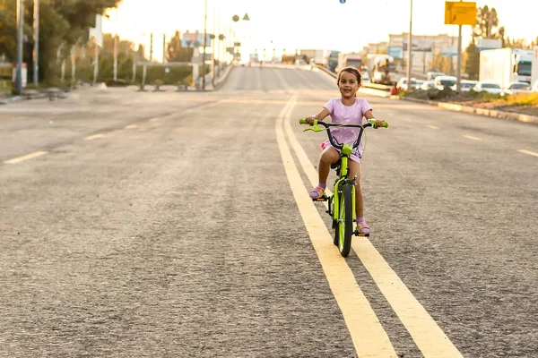 Menina Morena Andando Bicicleta Estrada Pôr Sol — Fotografia de Stock