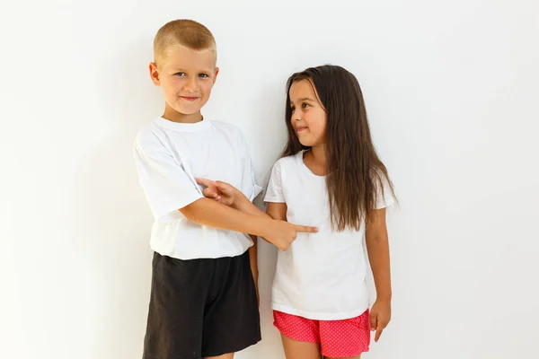 Kleine Jungen Und Mädchen Spielen Auf Weißem Hintergrund — Stockfoto