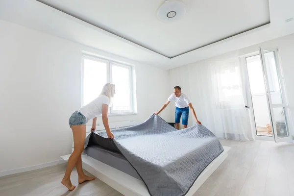 Junges Paar Bedecktes Bett Mit Grauer Decke — Stockfoto