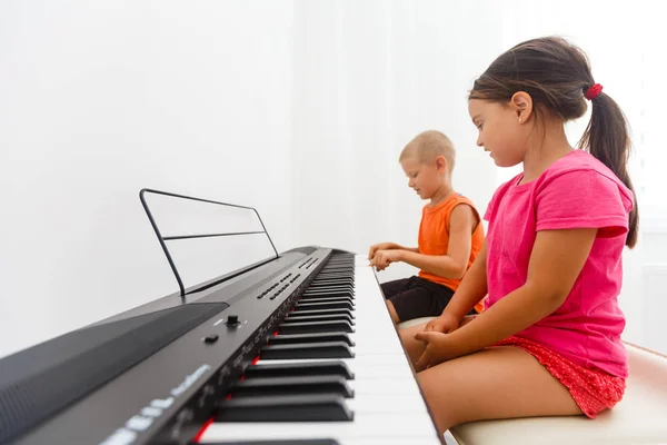 Mädchen Und Junge Spielen Auf Der Tastatur — Stockfoto