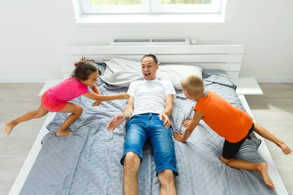 Ung Far Leker Med Dotter Och Son Sängen Sovrummet — Stockfoto