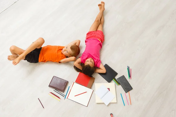 Top Uitzicht Van Kleine Jongen Meisje Liggend Buurt Van Boeken — Stockfoto