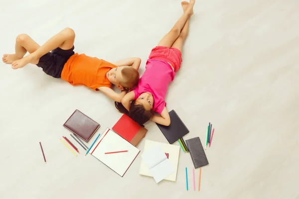 Top Uitzicht Van Kleine Jongen Meisje Liggend Buurt Van Boeken — Stockfoto