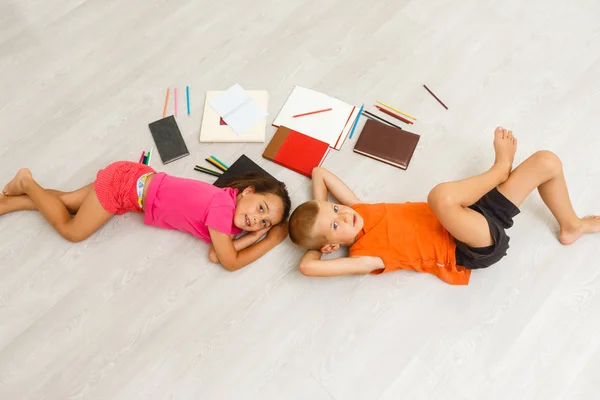 Top Uitzicht Van Kleine Jongen Meisje Liggend Buurt Van Boeken — Stockfoto