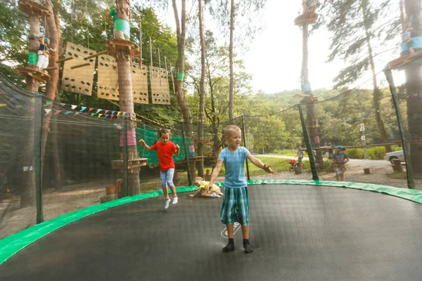 Crianças Pequenas Felizes Pulando Trampolim Parque Extremo — Fotografia de Stock