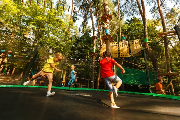 Crianças Pequenas Felizes Pulando Trampolim Parque Extremo — Fotografia de Stock