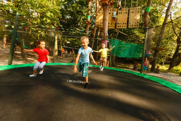 Szczęśliwe Małe Dzieci Skoki Trampolinie Ekstremalnych Parku — Zdjęcie stockowe