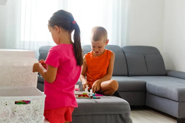 リビングルームでカラフルなブロックで遊ぶ子供たち — ストック写真