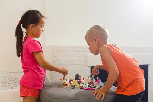 Niños Jugando Con Bloques Colores Sala Estar — Foto de Stock