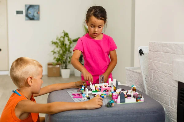 Děti Které Hrají Barevným Blokům Obývacím Pokoji — Stock fotografie