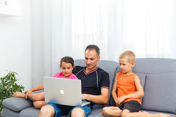 Niños Con Padre Usando Computadora Portátil Sala Estar — Foto de Stock