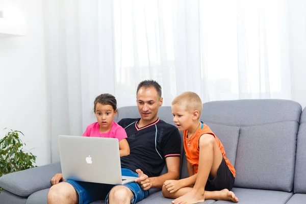 Niños Con Padre Usando Computadora Portátil Sala Estar — Foto de Stock