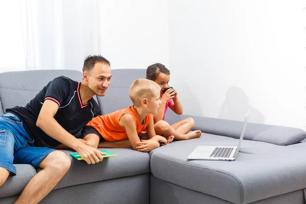Bambini Con Padre Che Usano Computer Portatile Soggiorno — Foto Stock