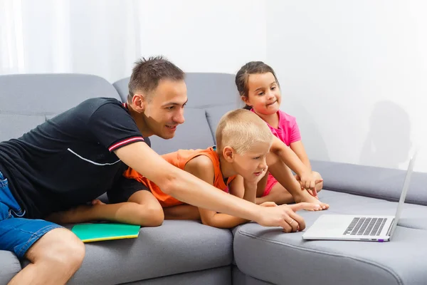 Enfants Avec Père Utilisant Ordinateur Portable Dans Salon — Photo