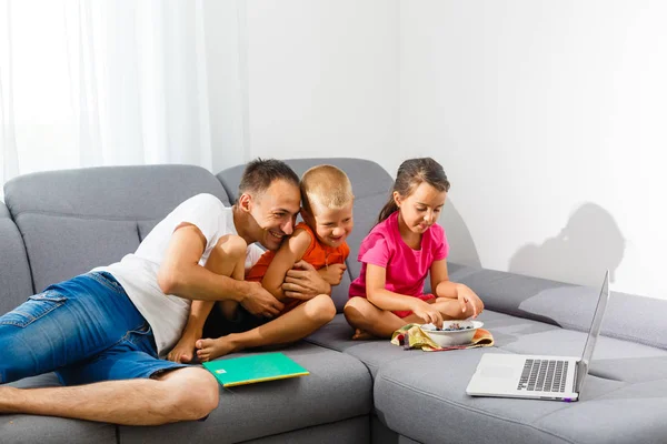 Barn Med Far Använder Bärbar Dator Vardagsrummet — Stockfoto