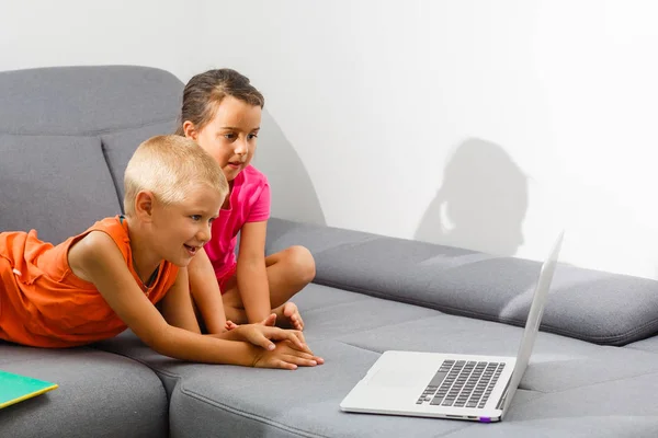 Дві Дитини Використовують Ноутбук Вдома — стокове фото