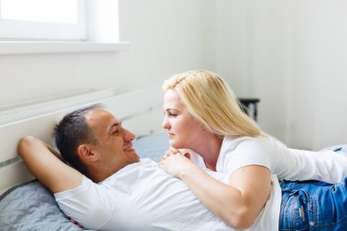 Genç bir çift harcama zaman içinde beyaz boş oda 